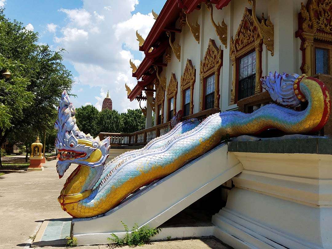 Girlfriends Asian Tour - Dragon onTemple at Wat Keller