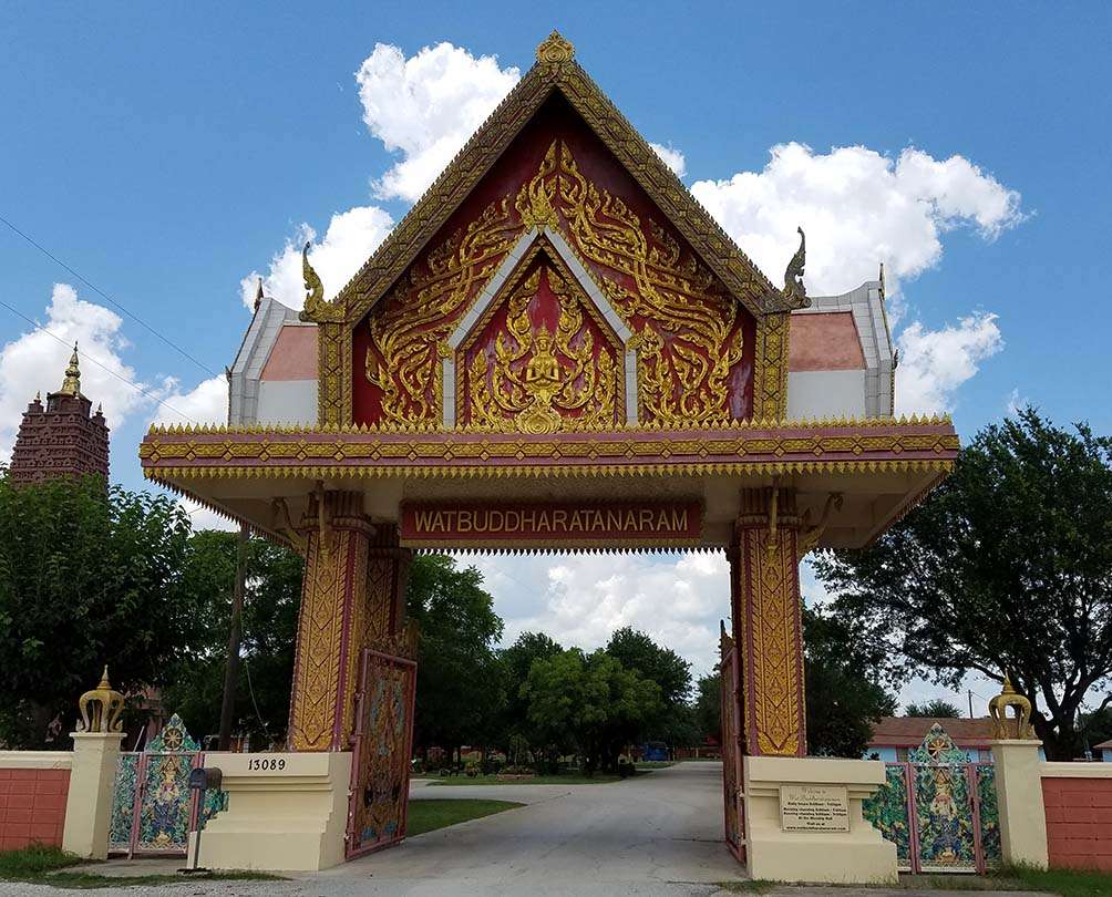 Girlfriends Asian Tour - Entrance to Wat Keller