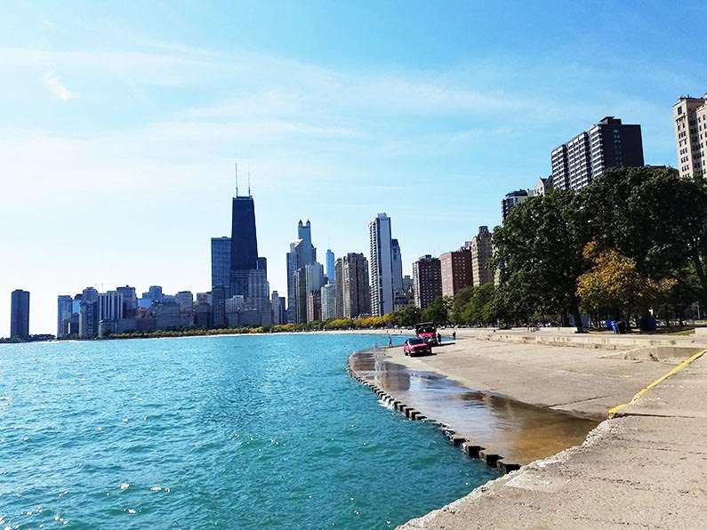 Walk through Lincoln Park in Chicago - Chicago Skyline