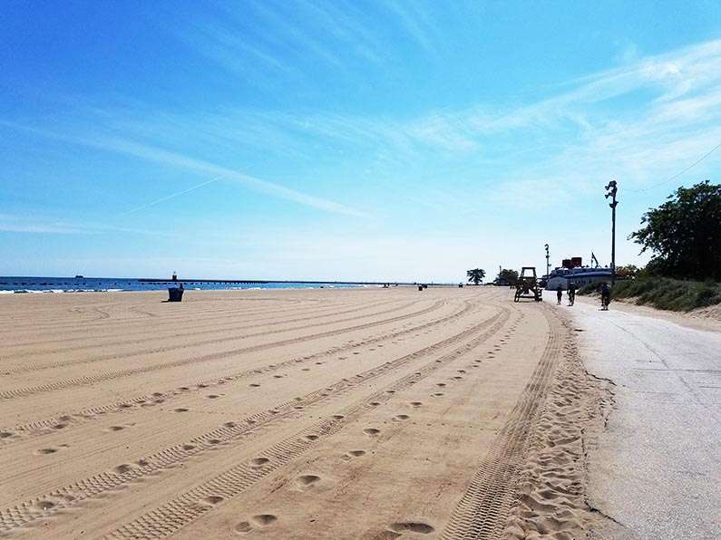 Walk through Lincoln Park in Chicago - North Avenue Beach